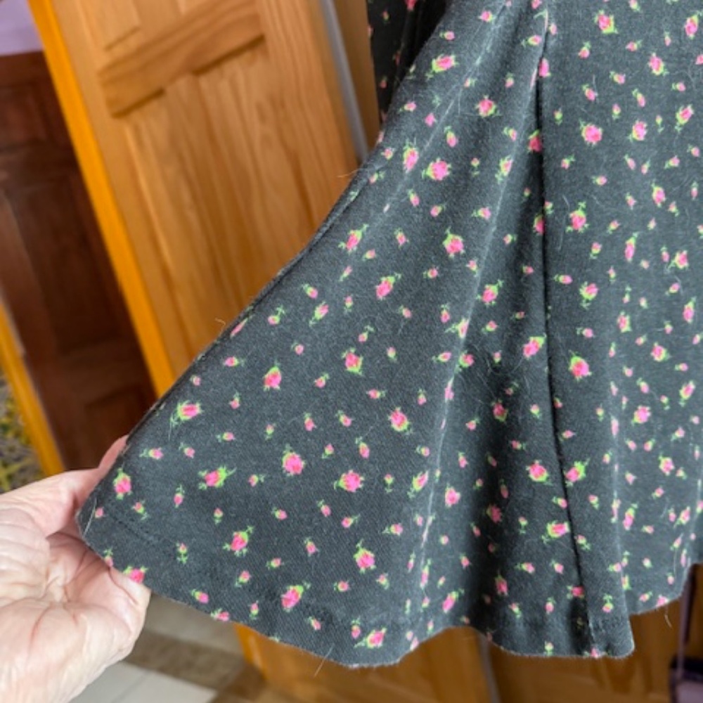Betsey Johnson L, Mid-thigh length, flares out at waist, 4 gored skirt, stretch - Picture 3 of 5